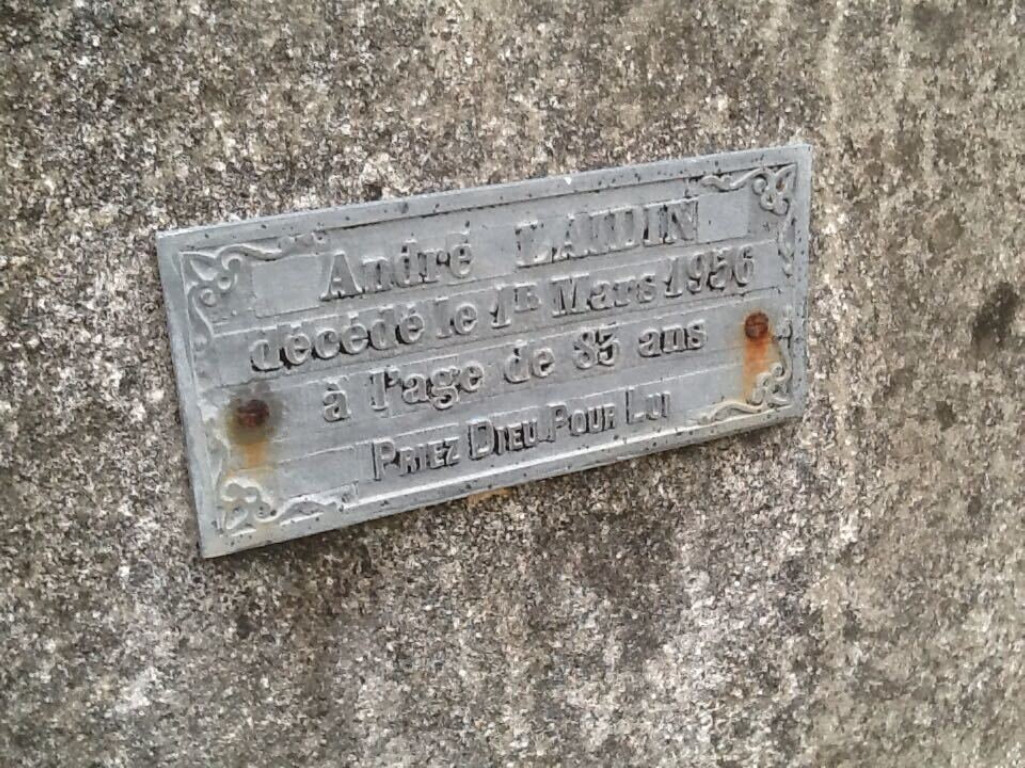 Plaque mortuaire possible de Marie André Louis Laidin, cimetière de Châteauneuf. Source : geneanet.org